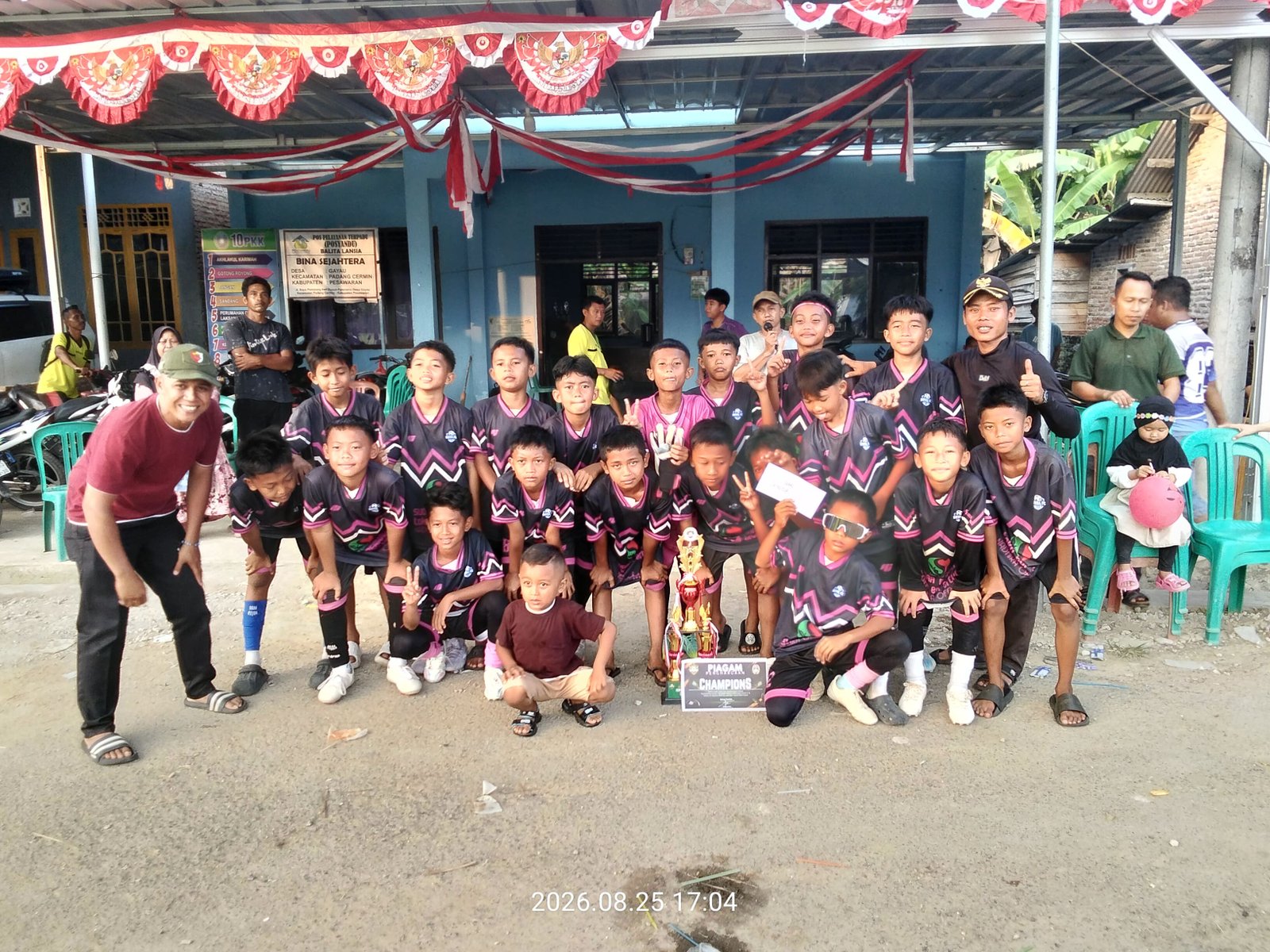 Fhoto bersama setelah berhasil juara 1 