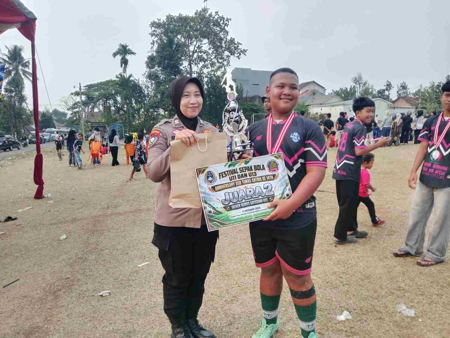 Penyerahan Piala oleh ibu Polwan